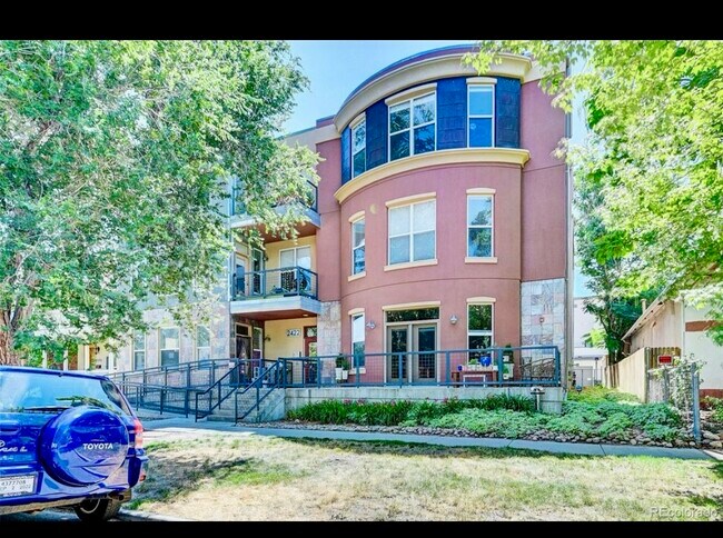 Building Photo - 2422 Tremont Pl