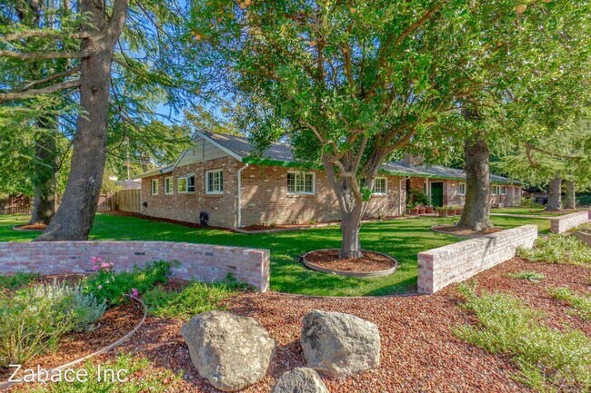 Foto del edificio - 4 br, 2 bath House - 740 Oak Avenue