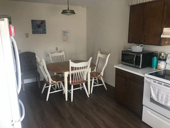 Comer en la cocina - 702 N Cory St