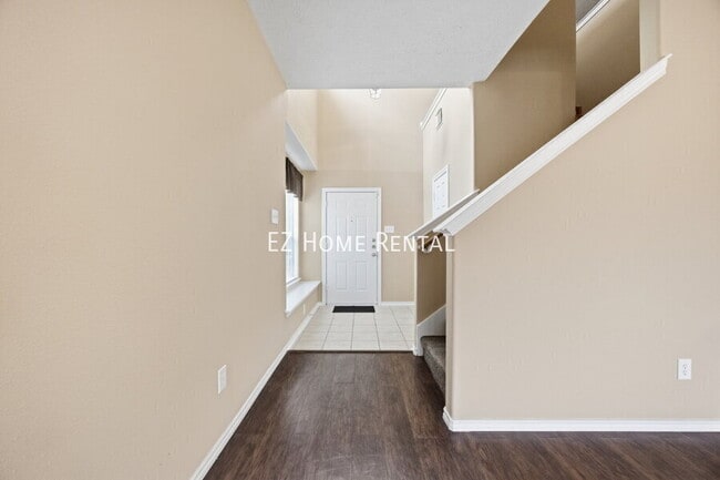 Foto del edificio - 8813 Elm Drake Ln