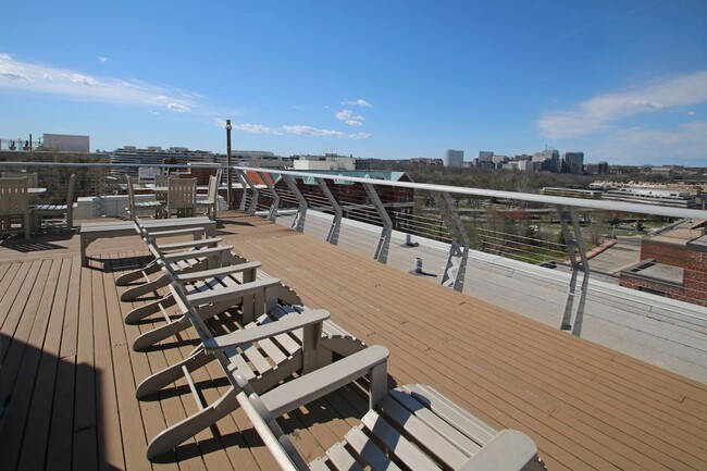 Building Photo - Foggy Bottom One Bedroom, All Utilties Inc...