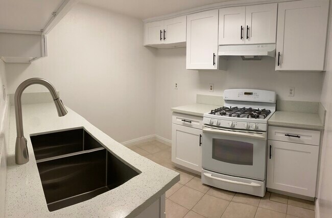 Kitchen - 314 N Nicholson Ave