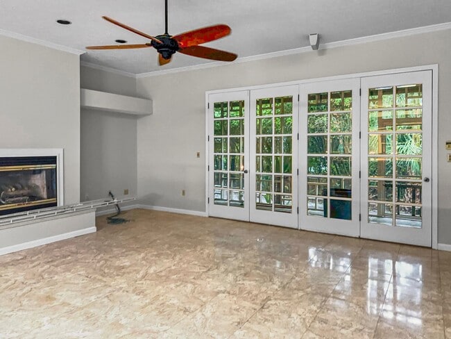 Building Photo - Large, Private Home with Large Screened Po...