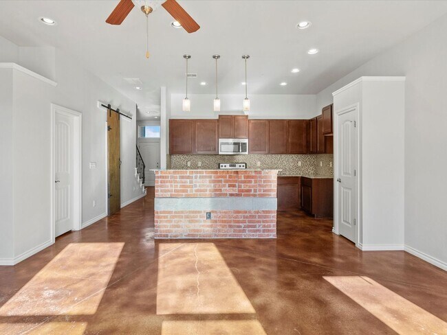 Foto del edificio - Gorgeous newer 2br 2.5ba Townhome!!