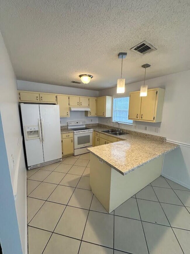 Foto del edificio - "Charming 3-Bed home with 2 Baths in Fort ...