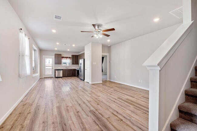 Foto del edificio - Beautiful 4 Bedroom, 2.5 Bath, Townhouse L...