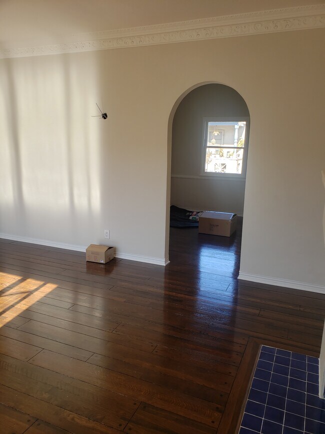 Building Photo - 1047 S Orange Grove Ave