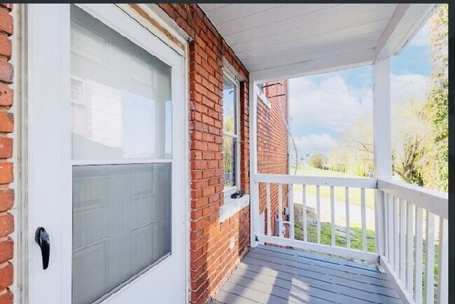 Building Photo - 3 Bedroom Single Family Home in Peterburg