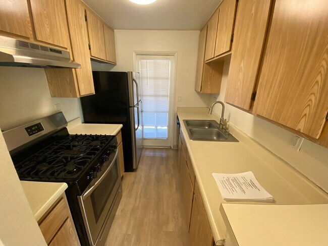 Building Photo - 921 Gaviota Ave