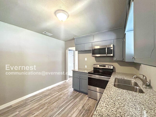 Building Photo - 1607 El Paso St
