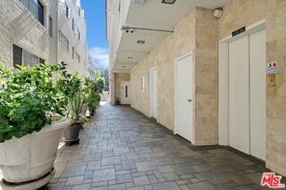 Building Photo - 435 N Palm Dr