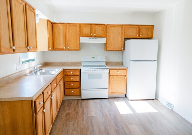 Building Photo - 4446 Park Lawn Dr