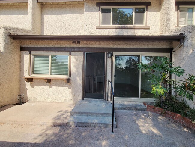 Foto del edificio - COMING SOON 3BED/2BATH TOWNHOME FOR LEASE 05/01/2026