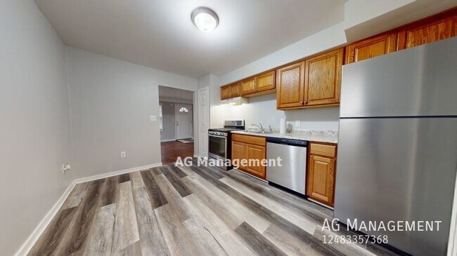 Building Photo - 5852 Beech Daly Rd - Great 3Bed/2Bath Tayl...