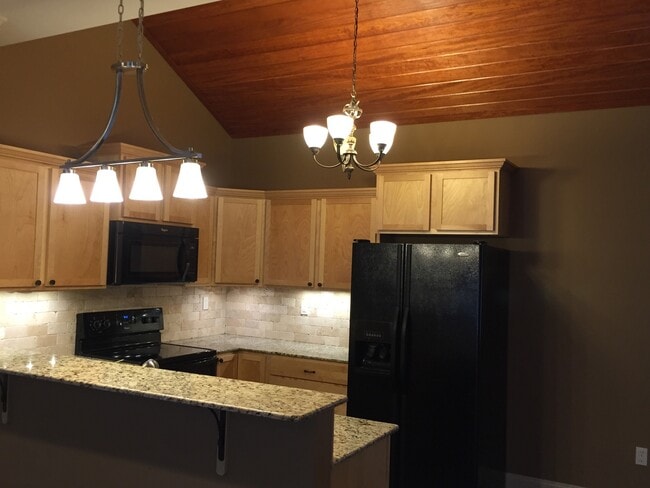 Building Photo - 3BDRM TOWNHOUSE