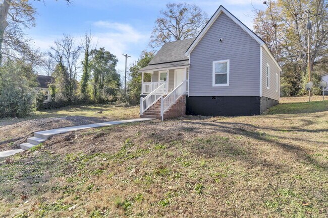 Building Photo - Cozy 2BR, 1BA Home with Spacious Yard in Downtown Anderson! Price improved to $1550/mo rent***