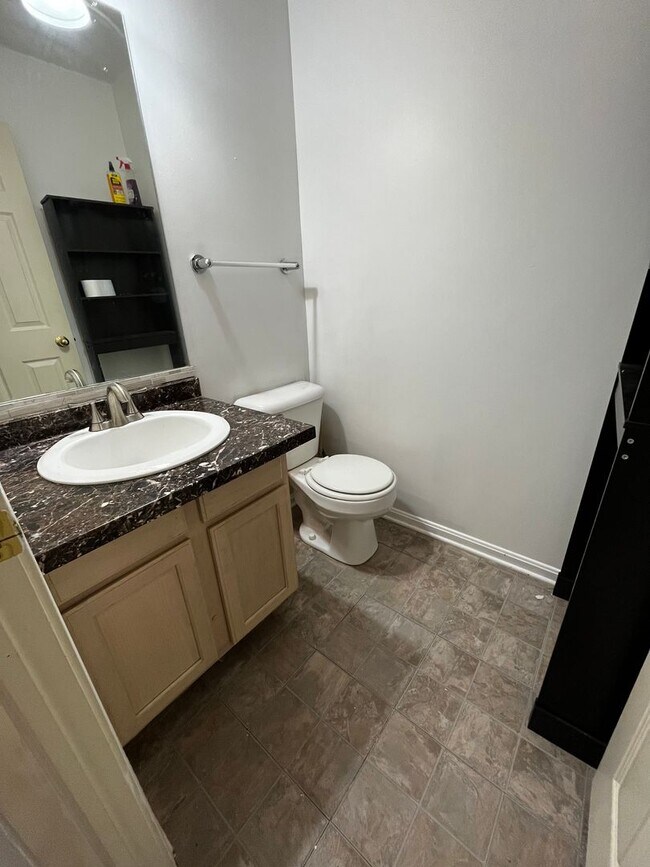 Foto del edificio - 3 Story Townhome in Prime Location