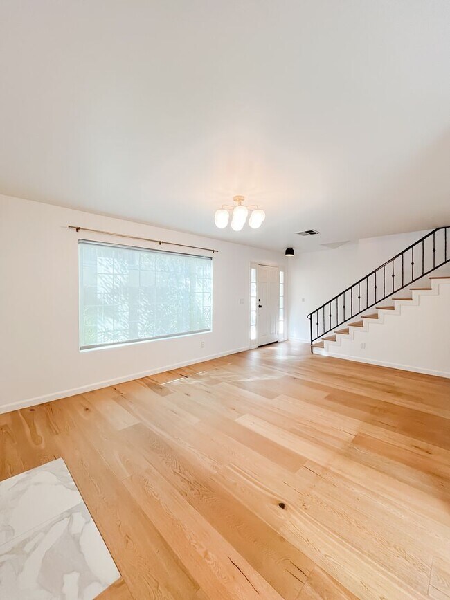 Foto del edificio - Breathtaking 2-Bedroom Townhome with 2-Car...