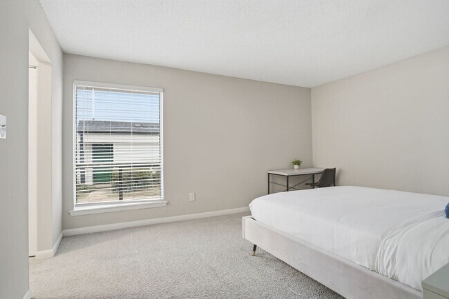 Building Photo - 3360 Fairway Oaks Dr