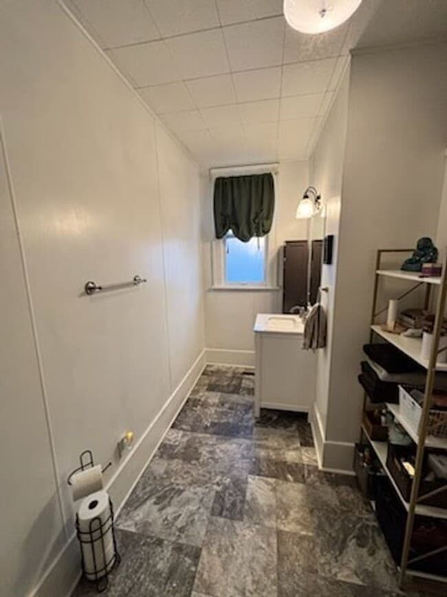 Building Photo - Spacious 3 Bedroom