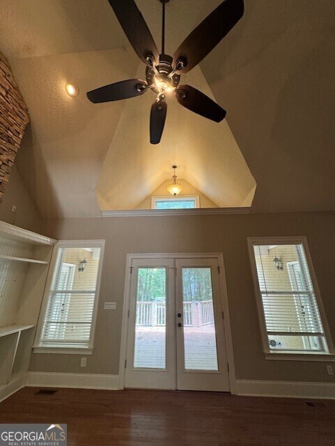 Foto del edificio - 207 Lakeview Ct