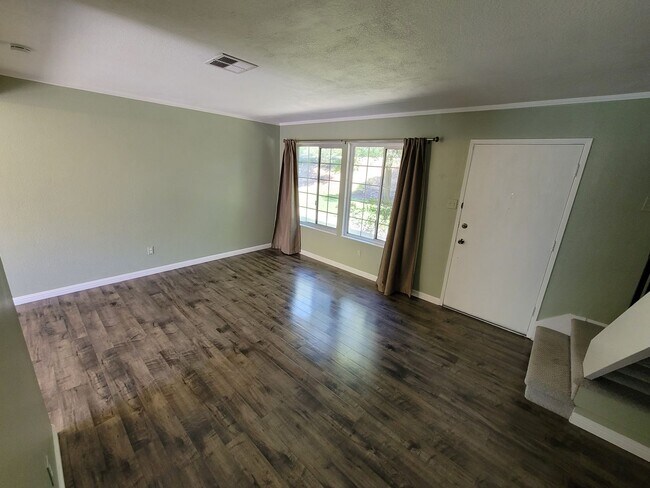 Building Photo - Charming 2 Bed / 1.5 Bath Townhouse in Col...