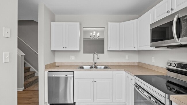 Building Photo - Updated Townhome in Newport News