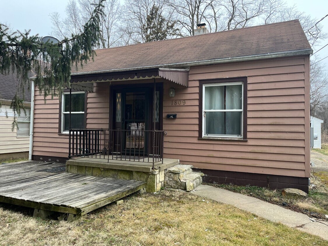 Primary Photo - 2 Bedroom/1 Bathroom Home For Lease
