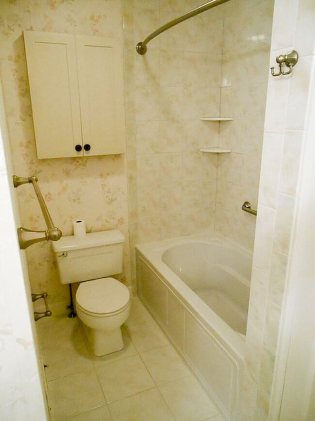 Building Photo - Single Family Townhome, 2 bedrooms, 3 full...