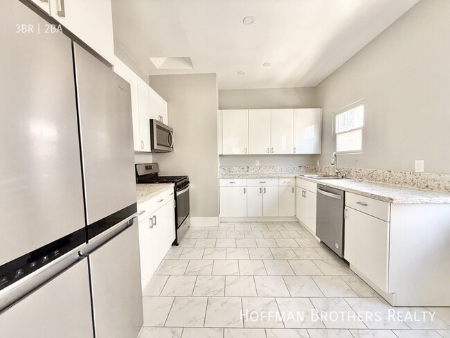 Building Photo - 321 S Reeves Dr