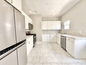 Building Photo - 321 S Reeves Dr