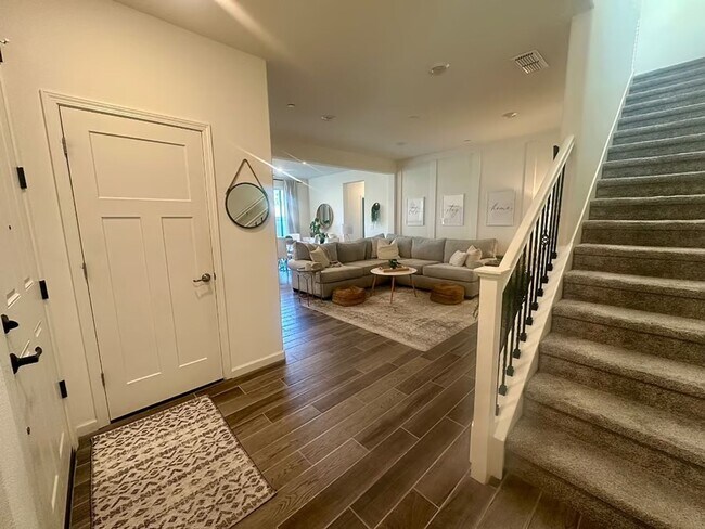 Foto del edificio - 4 bedroom Campus Oaks Home located on a Co...