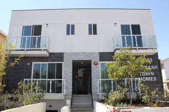 Building Photo - 14550 Burbank Blvd