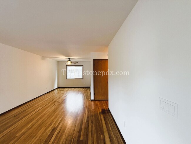 Foto del edificio - Charming 3-Bedroom Gem with Hardwood Floor...