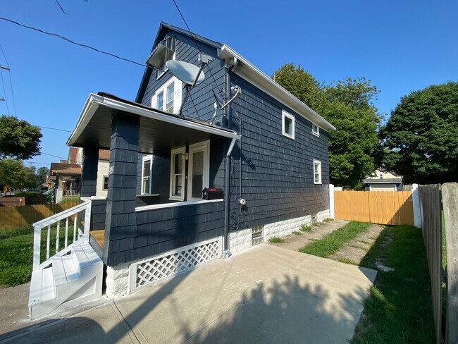 Foto del edificio - ? Comfortable 3-Bedroom, 1.5-Bathroom Home...