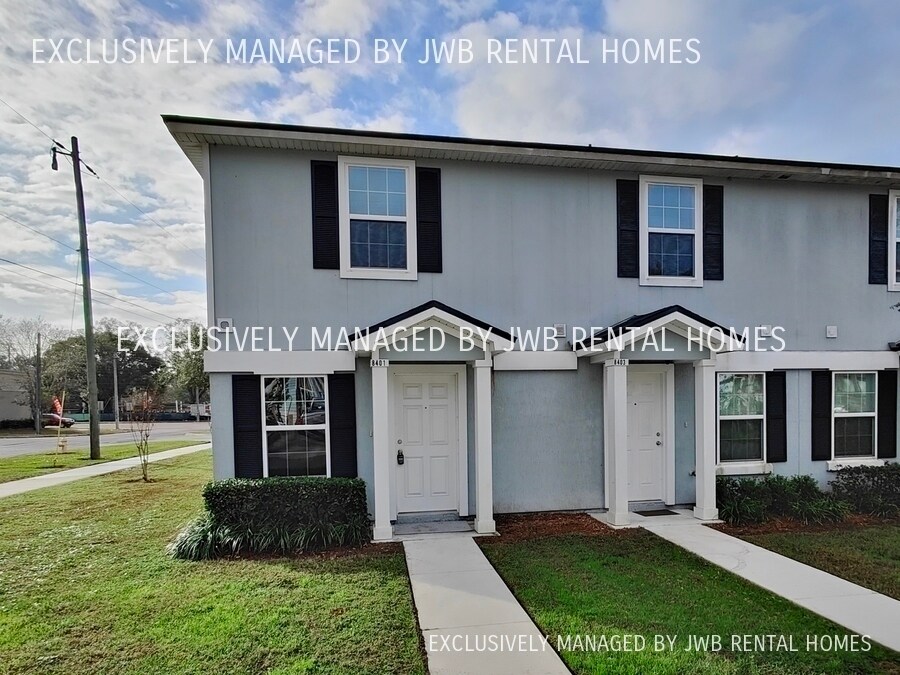 Foto principal - 8401 McGirts Village Ln