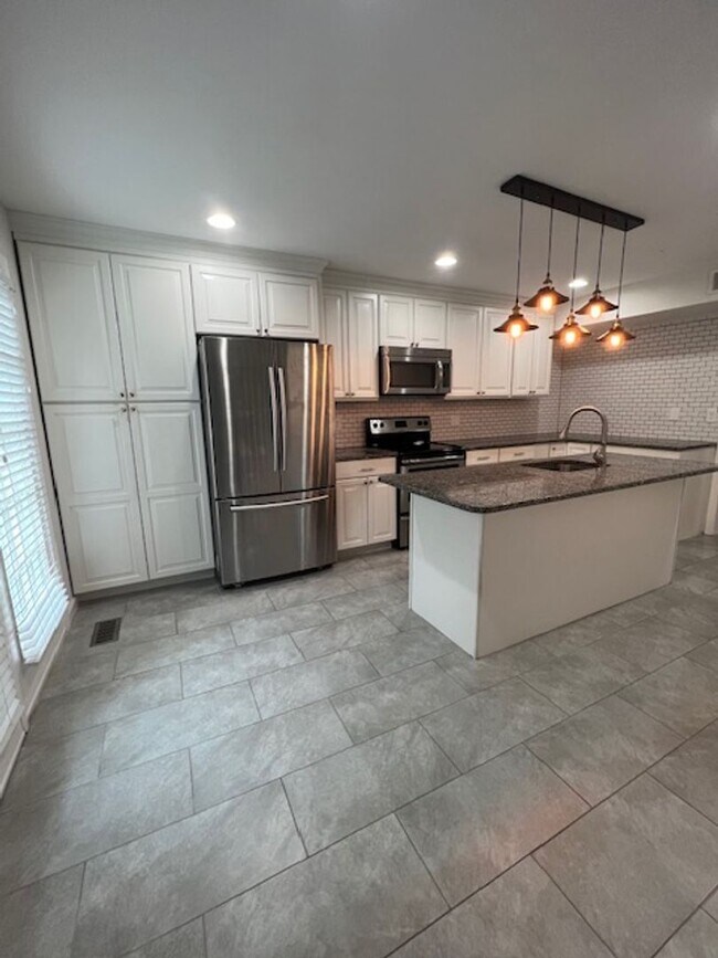Foto del edificio - CHARMING TOWNHOME LOCATED IN HIGHLAND HALL...