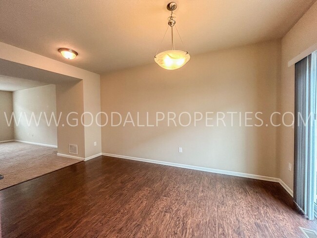 Building Photo - 3 Bedroom 2.5 Bathroom Townhome in West De...