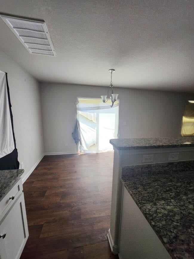 Foto del edificio - Beautiful End Unit in Paw Creek Village