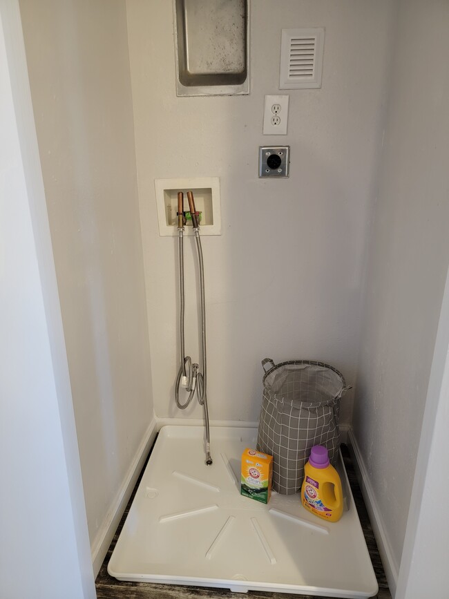 Stackable Washer/Dryer Closet (1 Bed with Office) - Pickwick Place