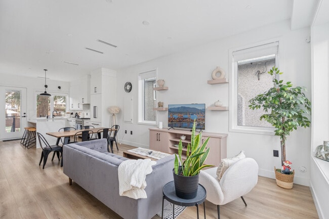 Building Photo - 5207 Hoy St