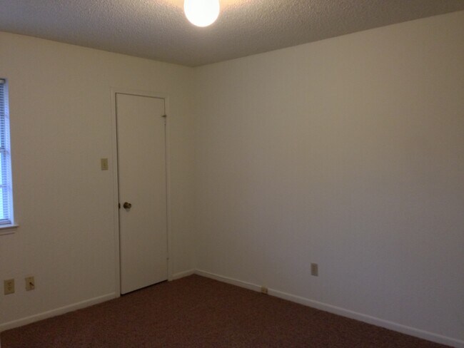 Foto del edificio - Duplex *LEASING SPECIAL AVAILABLE*