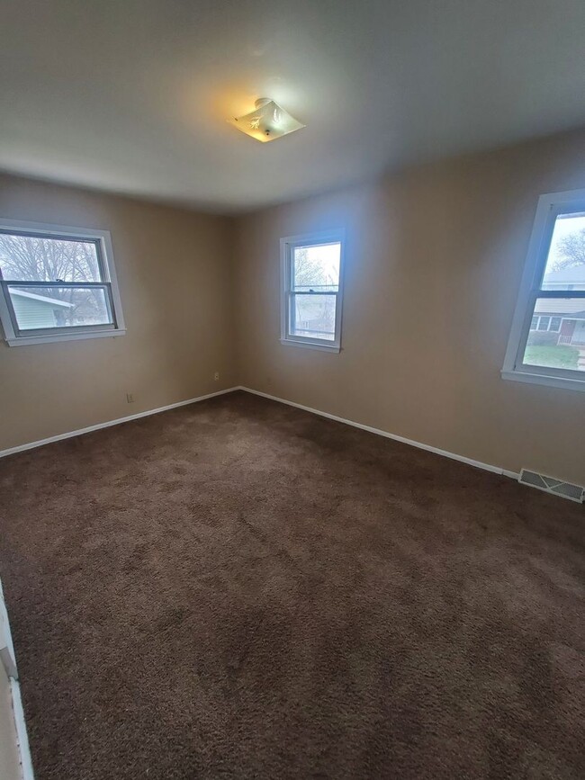 Foto del edificio - 8615-8617 N 106th St. (Townhouse)