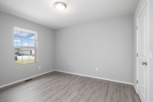 Foto del edificio - Republic Duplex for rent- with fence!