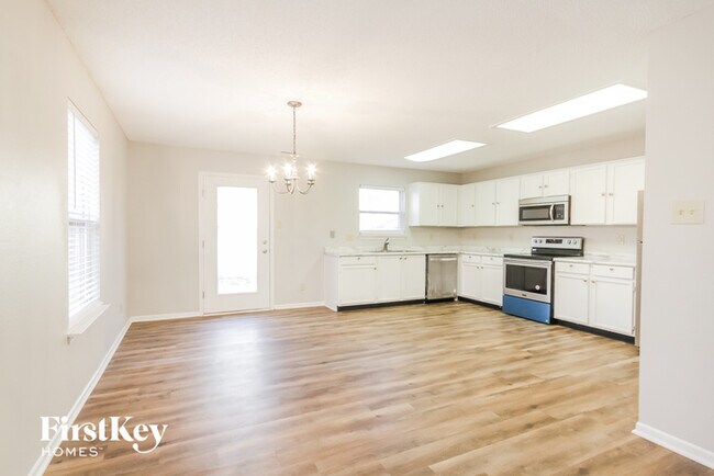 Building Photo - 6633 Sonesta Dr