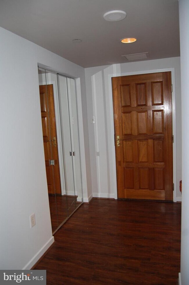 Building Photo - 1530 Key Blvd