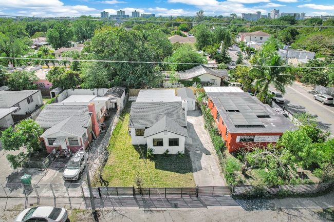 Building Photo - 3040 NW 13th Ave