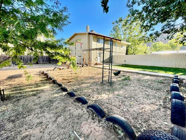 Building Photo - Affordable Pet-Friendly Three Bedroom Dupl...