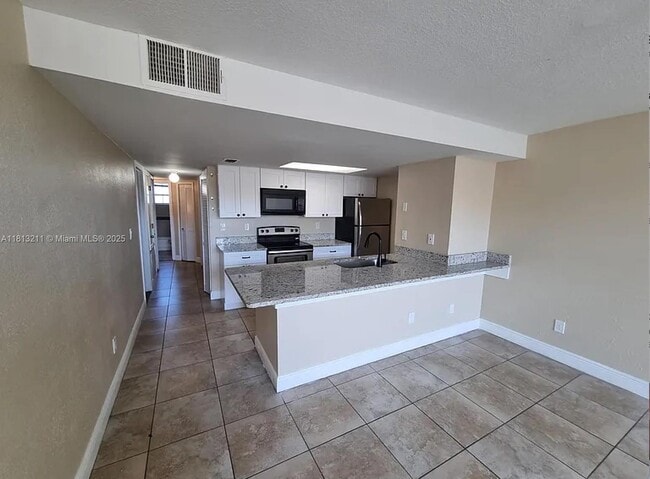Building Photo - 2474 Sweetwater Club Cir