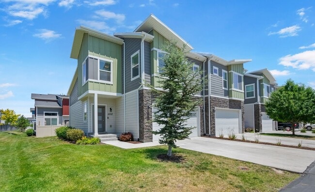 Building Photo - Stunning Row End Townhome In Great Location!